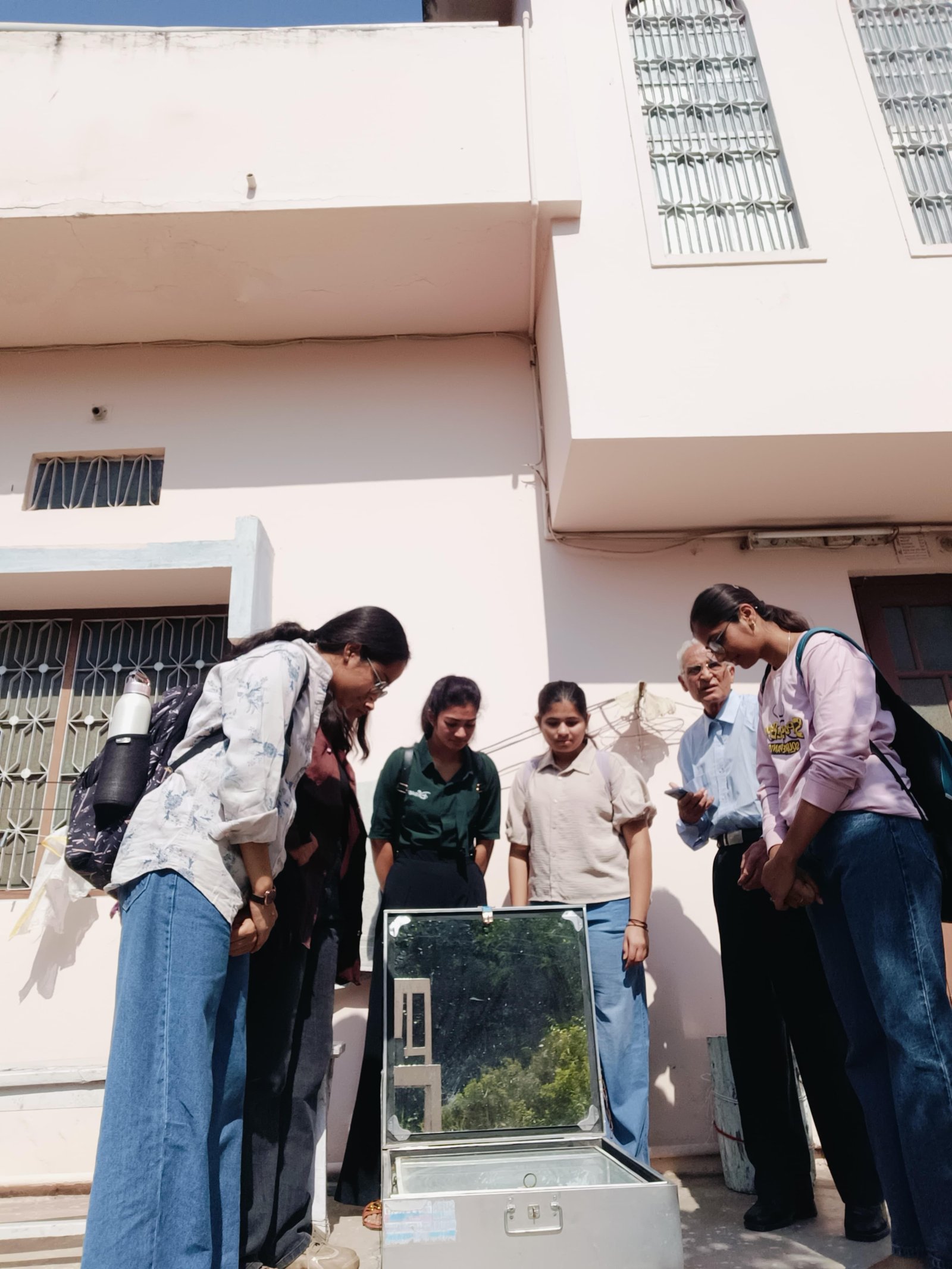 भावी शिक्षकों ने जाना सोलर कूकर 