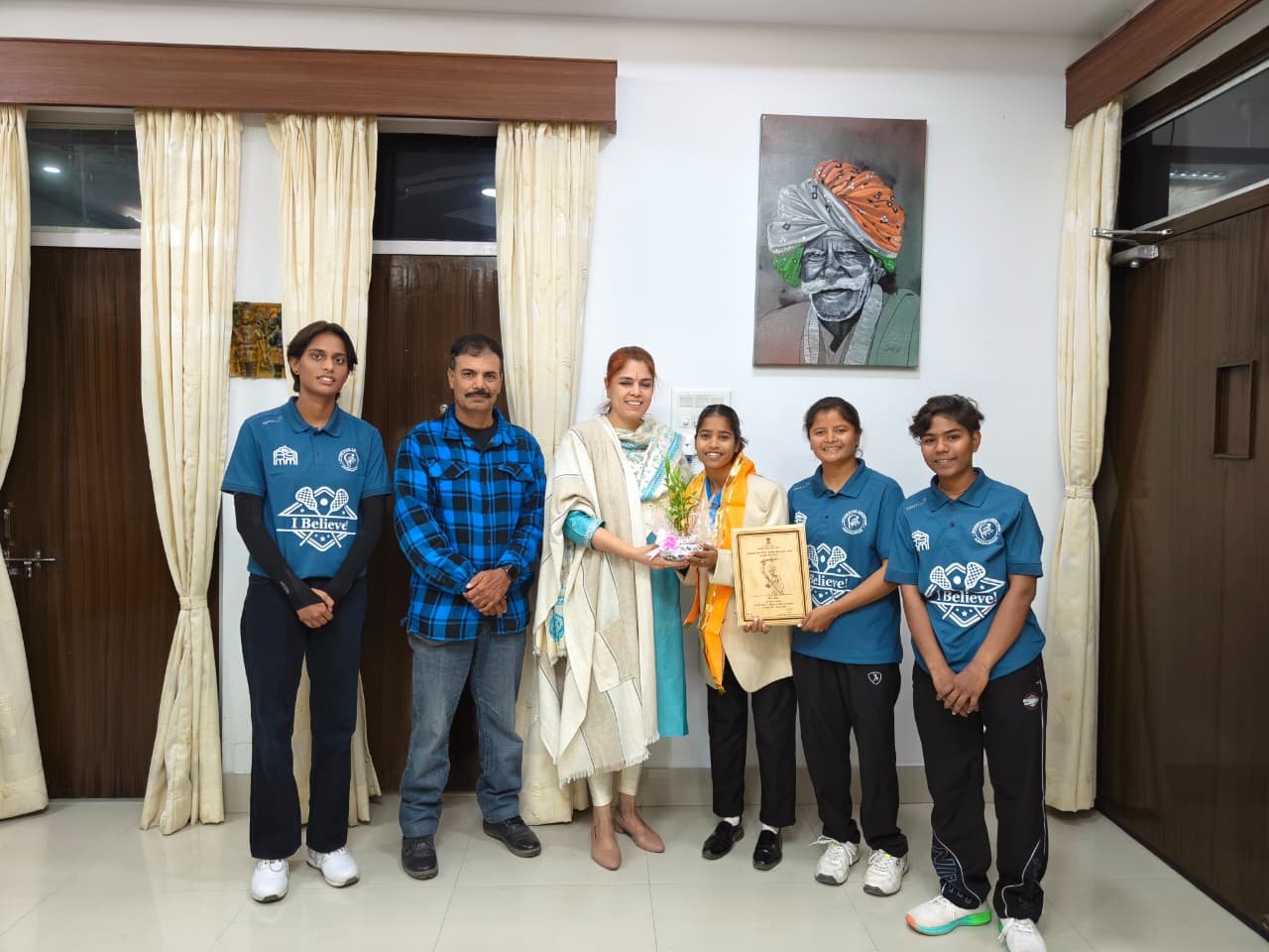 जनजाति गौरव से सम्मानित खिलाड़ी मीरा का संभागीय आयुक्त ने किया अभिनंदन