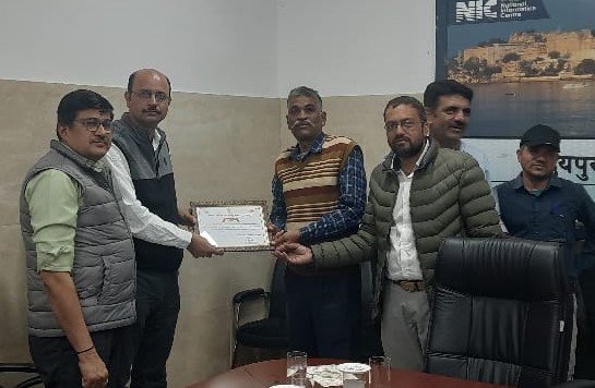 100 फीसदी डिजिटलीकरण करने पर दो बीएलओ सम्मानित