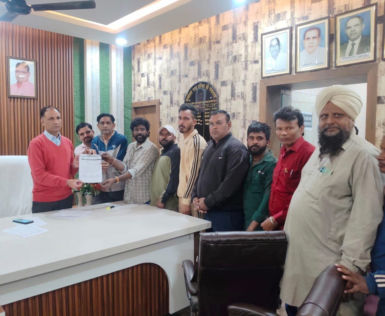 Sanitation Workers Demand Pending Salary Release for Tractor-Trolley Drivers and Helpers Across 65 City Wards