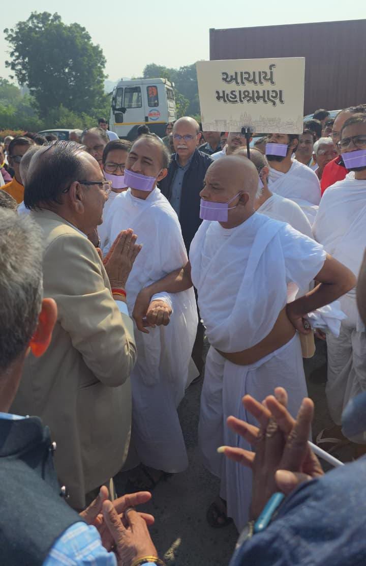 आचार्य महाश्रमण ने डूंगरपुर शहर को स्वच्छता के क्षेत्र में देश का अग्रणी नगर बनाने के लिए के के गुप्ता के अथक प्रयासों की प्रशंसा की