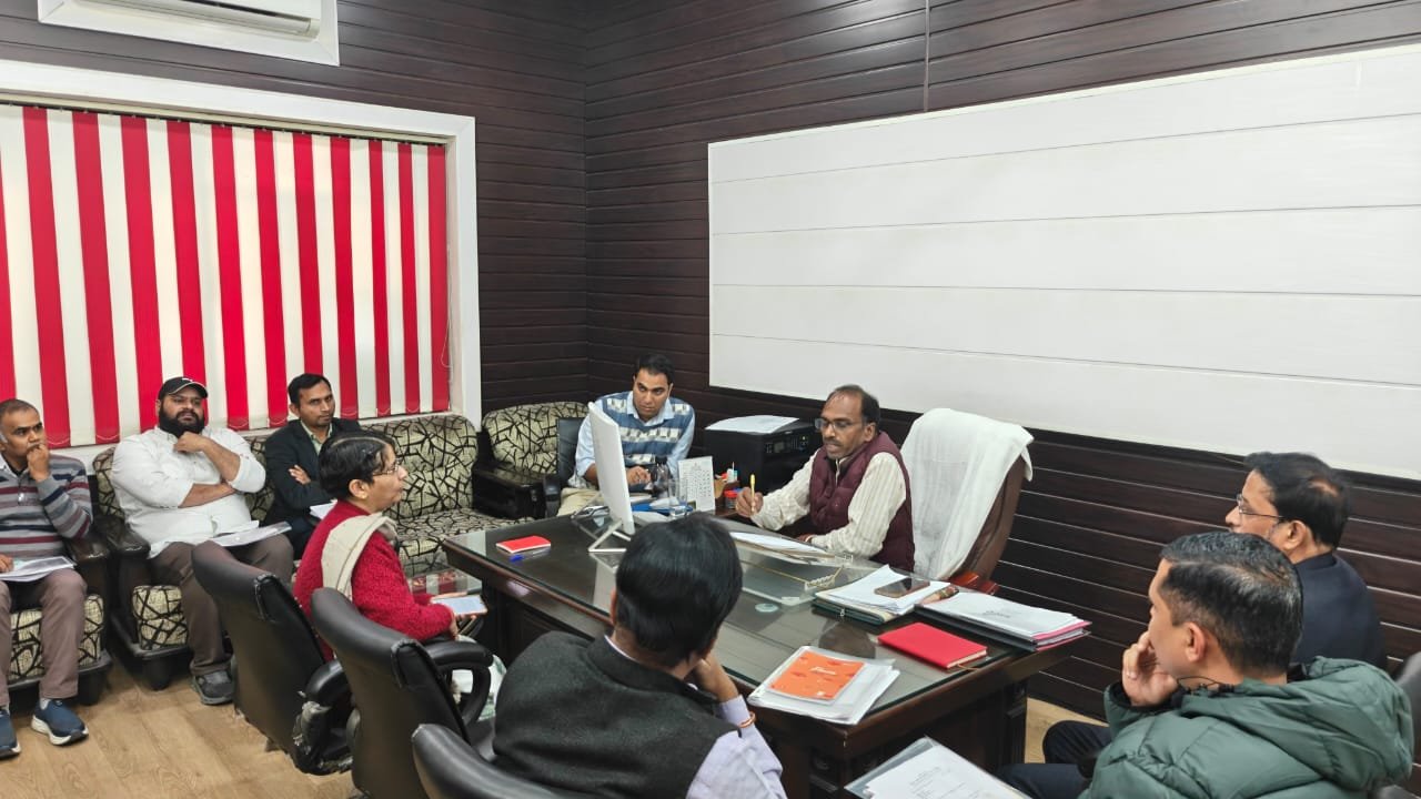 सांसद डॉ रावत ने ली विभिन्न विभागों की बैठक, विकास योजनाओं के बारे में अधिकारियों से ली जानकारी