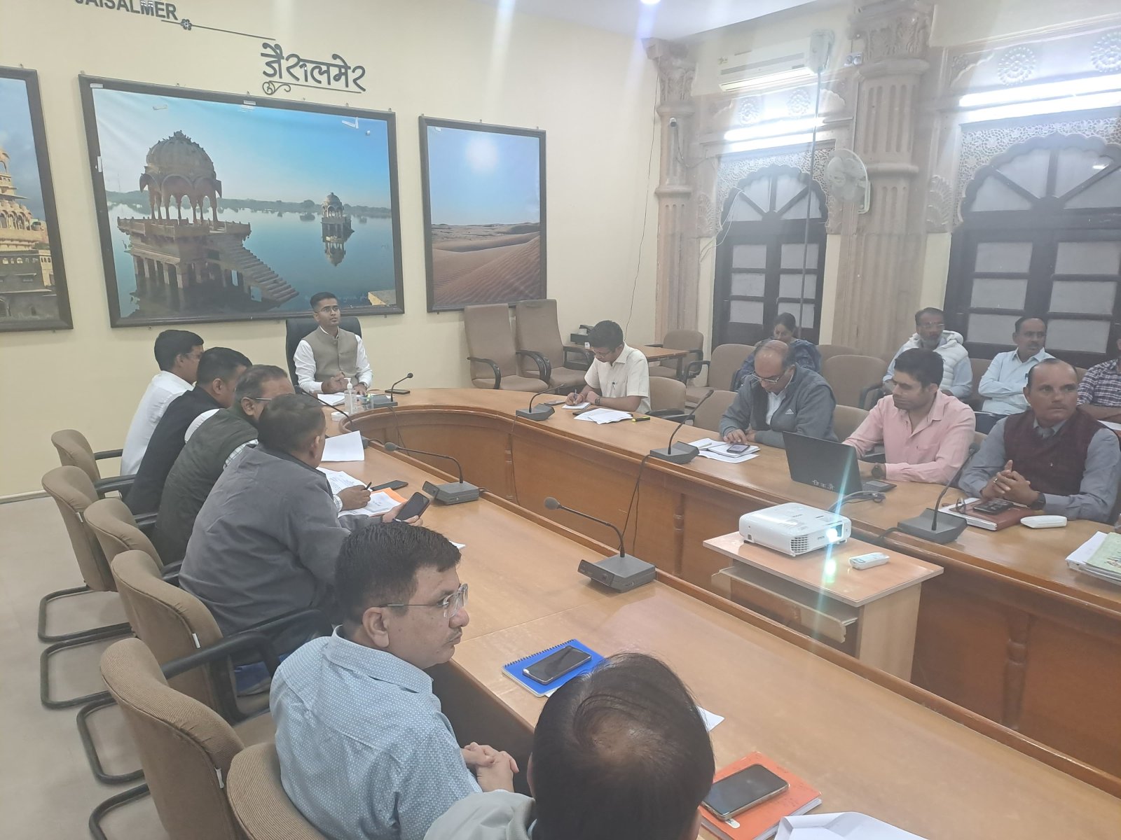 जिला कलक्टर की अध्यक्षता में साप्ताहिक समीक्षा बैठक आयोजित