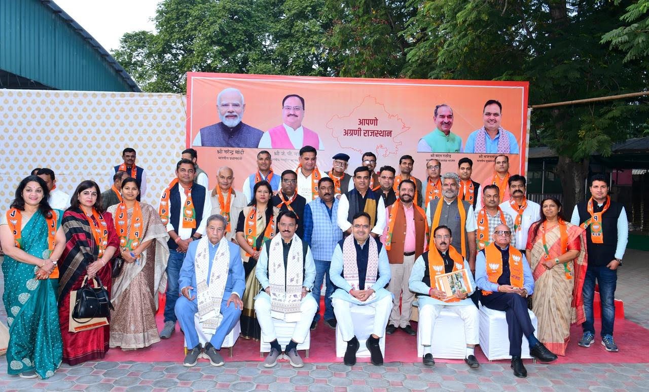 भाजपा जिला पदाधिकारी व मण्डल अध्यक्षों ने सीएम हाउस में संभाग स्तरीय बैठक में लिया हिस्सा।