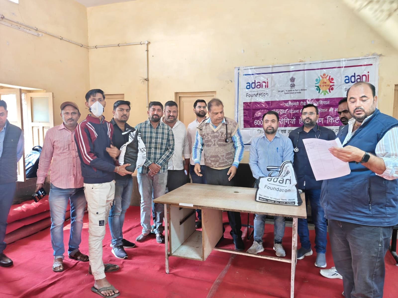 जिले में अडानी फाउंडेशन द्वारा जिला चिकित्सालय पोकरण व पीएचसी रामदेवरा पर टीबी मरीजों को प्रदान किए निक्षय पोषण किट