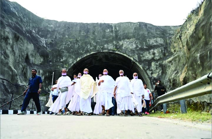 आचार्य महाश्रमण ने उदयपुर सीमा से किया विहार