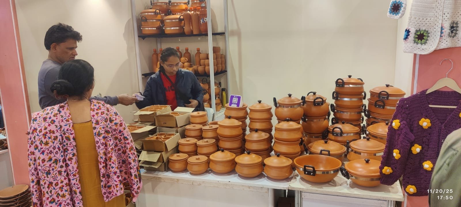 राजस्थान मंडप में हल्के वजन एवं गर्माहट के लिये पसंद की जा रही हैं जयपुरी रजाईयाँ।