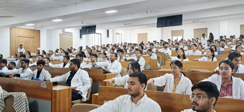 पेसिफिक इंस्टिट्यूट ऑफ मेडिकल साइंसेज में स्क्रीन टाइम व नशामुक्ति जागरूकता पर नाटिका व प्रेजेंटेशन