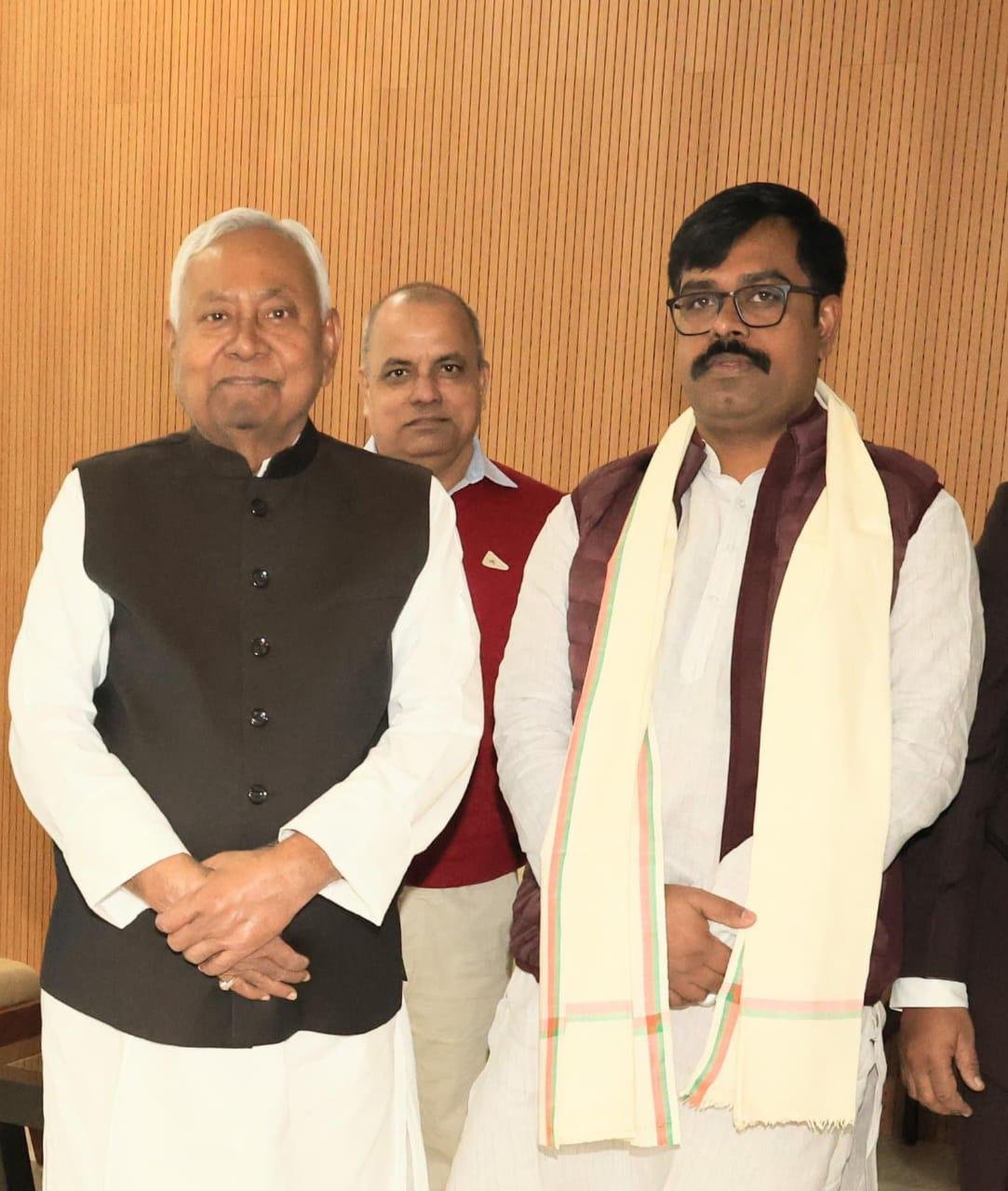 जेडीयू नेता धीरज सिंह कुशवाहा ने मुख्यमंत्री नीतीश कुमार से की मुलाकात
