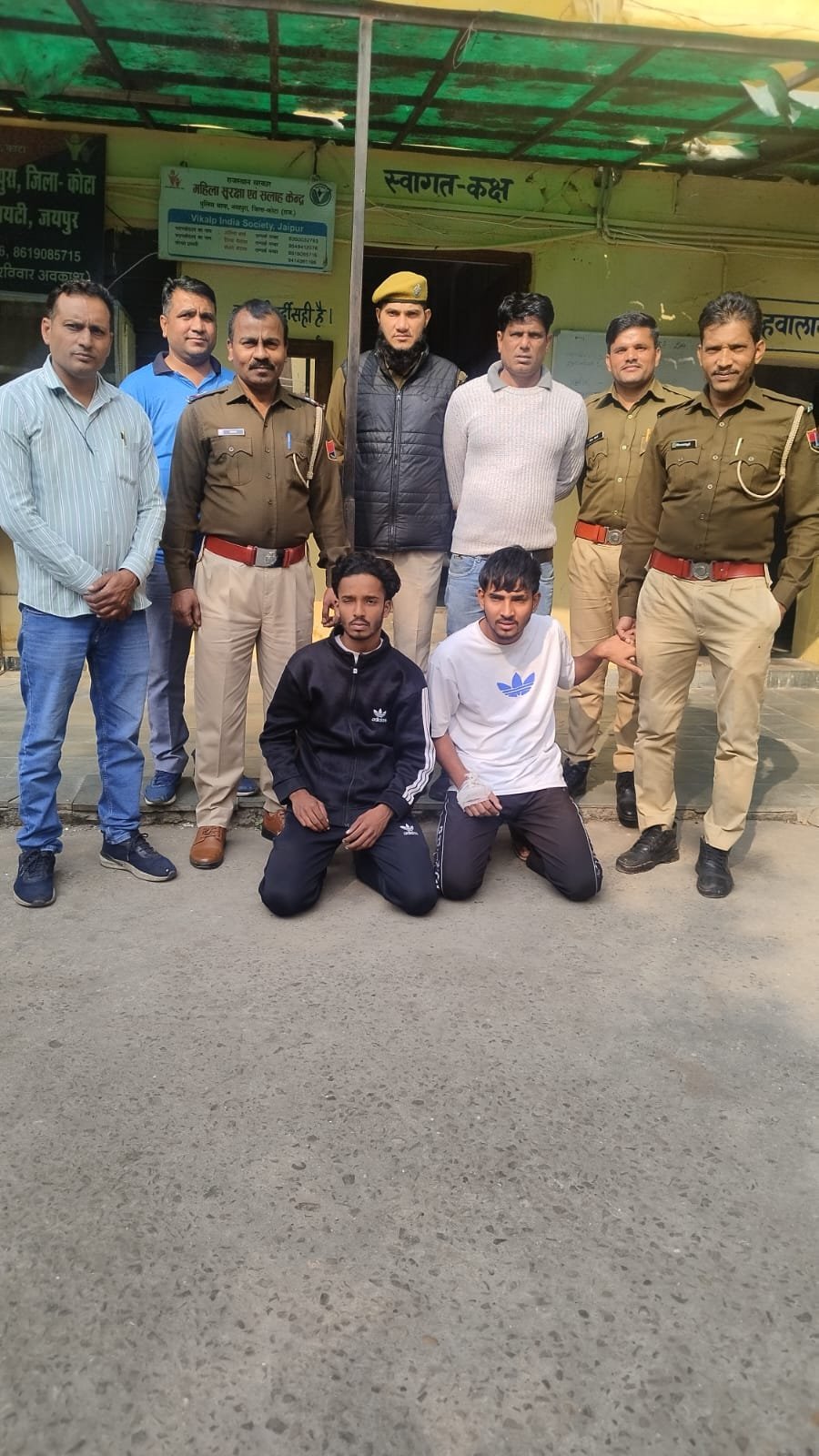 डिप्टी पुलिस सुपरिटेंडेंट डॉ पूनम चौहान की पुलिस टीम ने कार सवारों पर चाकूओं से हमला करने वाले बदमाशों को किया गिरफ्तार