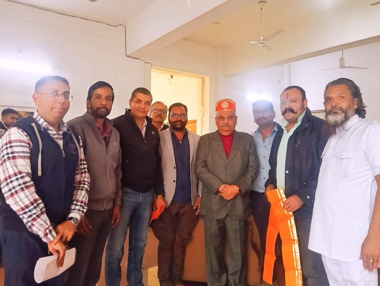 एमएलएसयू कर्मचारी संघ ने नव नियुक्त कुलगुरु प्रो. बी. पी. सारस्वत का मेवाड़ी परंपरा से किया सम्मान