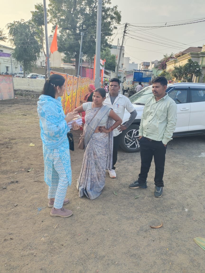 गीता जयंती कार्यक्रम में इस्कॉन केन्द्र बांसवाड़ा ने स्टॉल लगा कर श्रीमद्भगवद्गीता वितरण किया