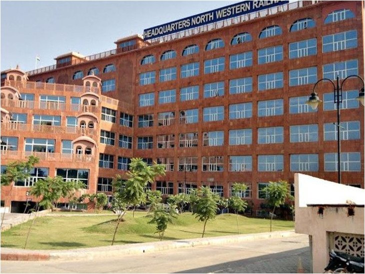 उत्तर पश्चिम रेलवे के स्टेशनों पर यात्री सुविधाओं का हो रहा निरंतर उन्नयन