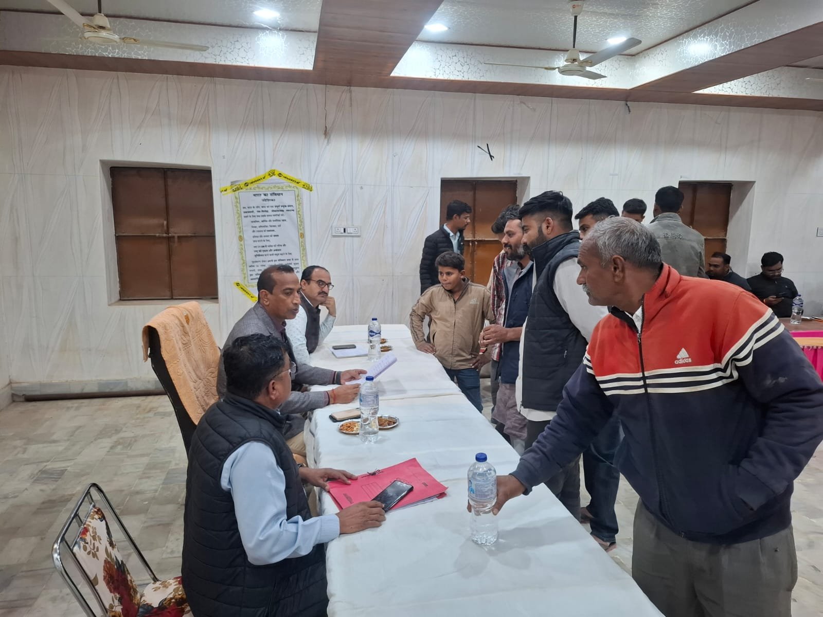 अतिरिक्त जिला कलक्टर ने भैंसड़ा में रात्रि चौपाल लगाई, ग्रामीण समस्याओं के त्वरित निस्तारण के दिए निर्देश