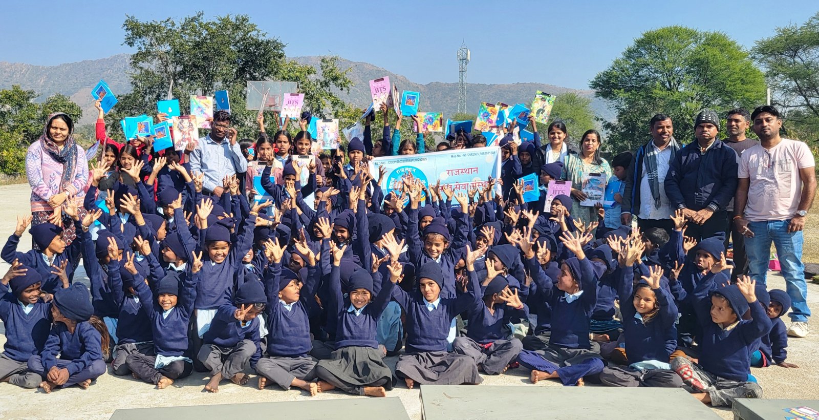 स्कूली बच्चों को स्वेटर व स्टेशनरी वितरित की : बच्चे बोले सर्दी की चिंता हुई दूर, रोज आएंगे स्कूल