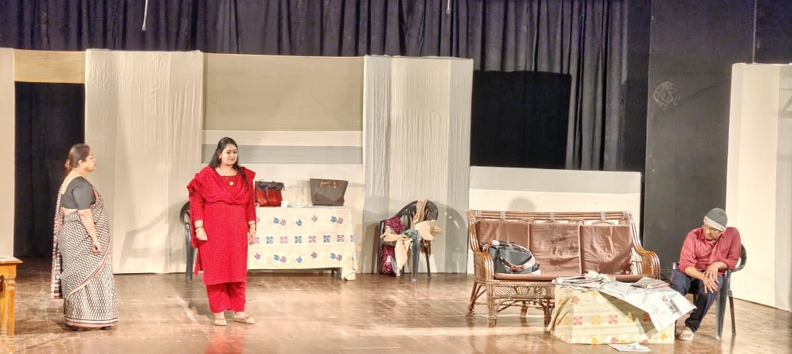 Play ‘Aadhe Adhure’ Gives Message of Staying Together