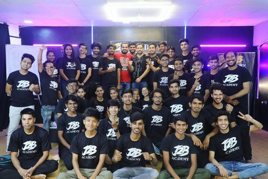 मुंबई का वो Acting School जहाँ से शुरू होती है हर नए Actor की Journey — Prince Pandey की J2B Academy