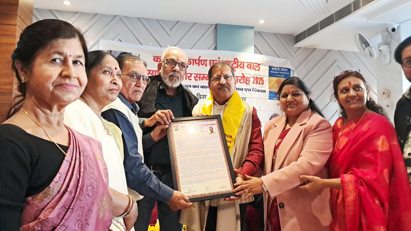बाल साहित्य को समर्पित देश के अग्रणीय बाल साहित्यकार डॉ. विकास दवे का समरस संस्थान द्वारा अभिनंदन किया