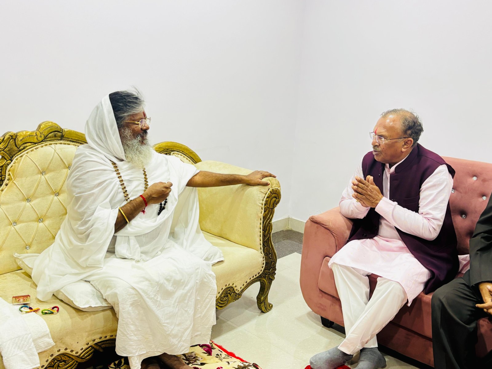 देवनानी ने लिया मुनि वसंत विजय से आशीर्वाद
