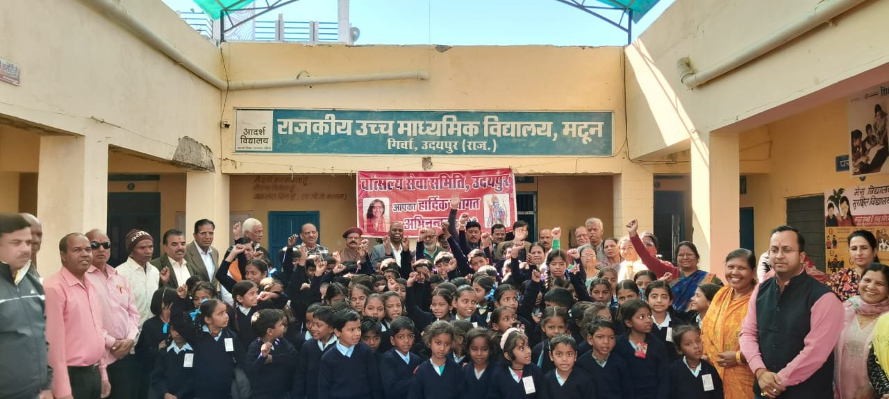 वात्सल्य सेवा समिति द्वारा स्कूल में स्वेटर व कॉपियों का वितरण, हनुमान चालीसा पाठ