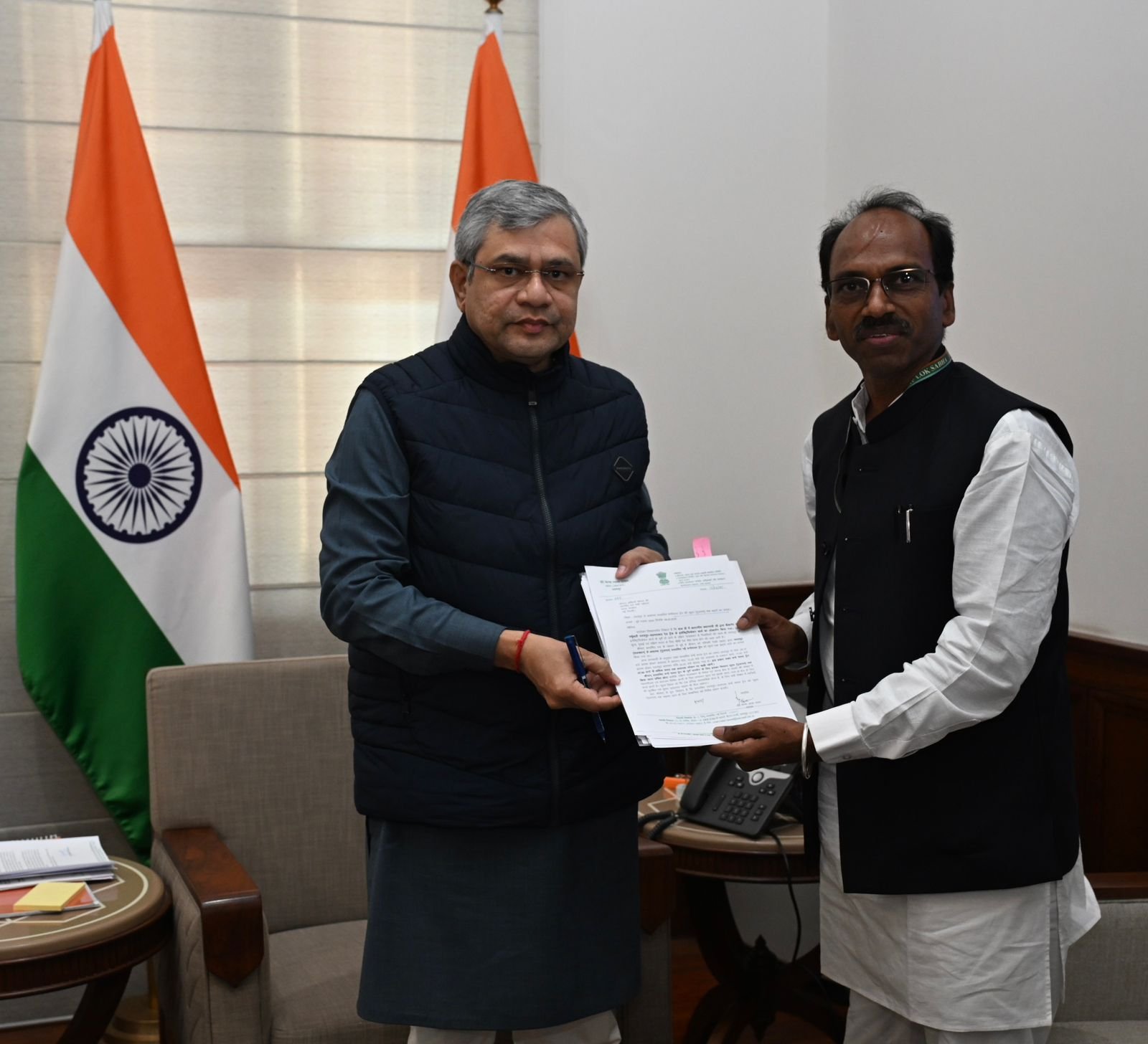 रेल मंत्री से मिले सांसद डॉ रावत, उदयपुर से वंदे भारत व अन्य रेल सुविधाओं के विस्तार को लेकर चर्चा की
