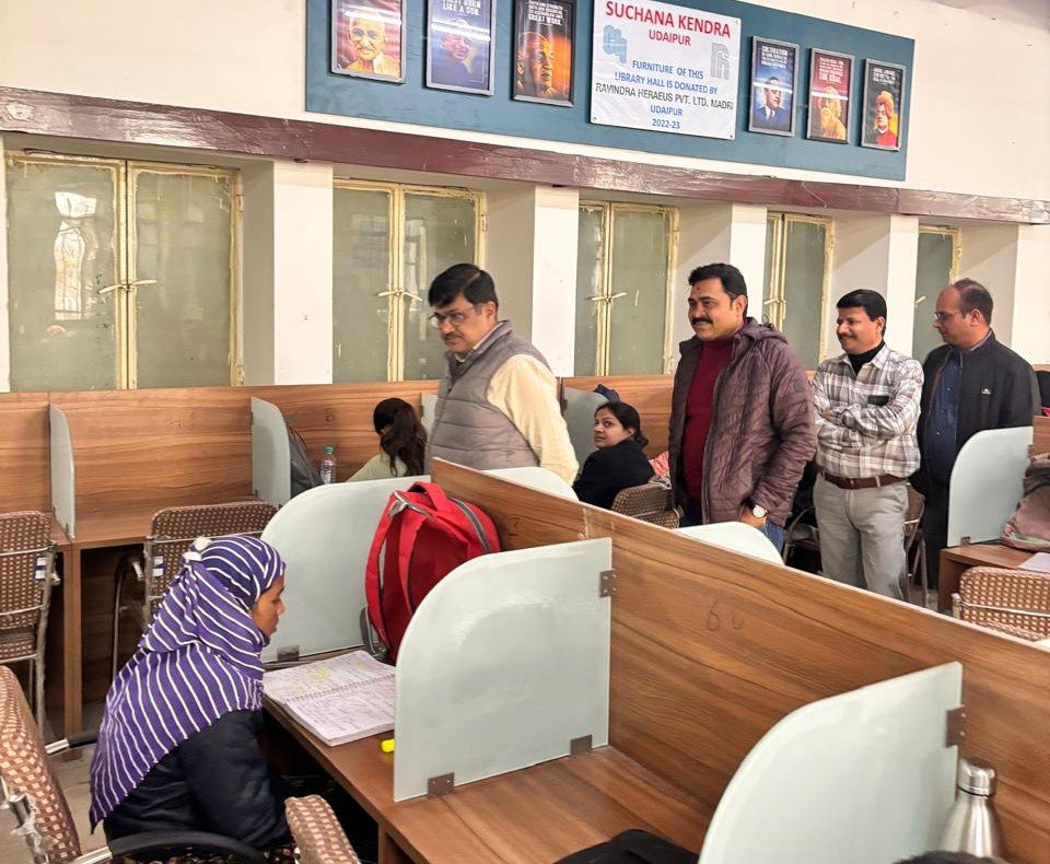 एडीएम सिटी ने किया सूचना केंद्र का अवलोकन