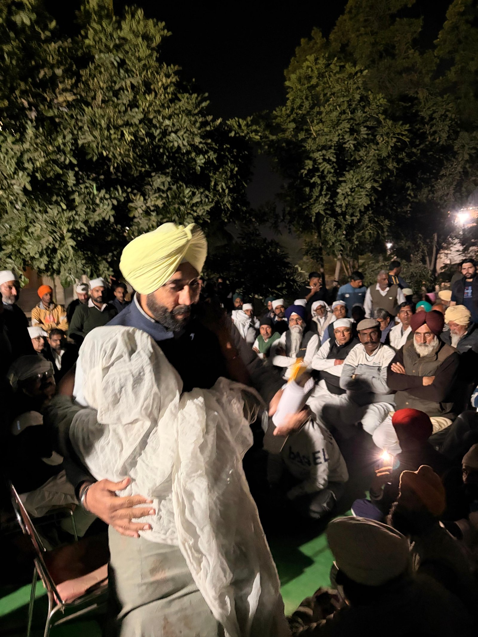 सादुलशहर विधायक गुरवीर सिंह बराड़ देर रात पहुंचे टिब्बी किसानों के बीच