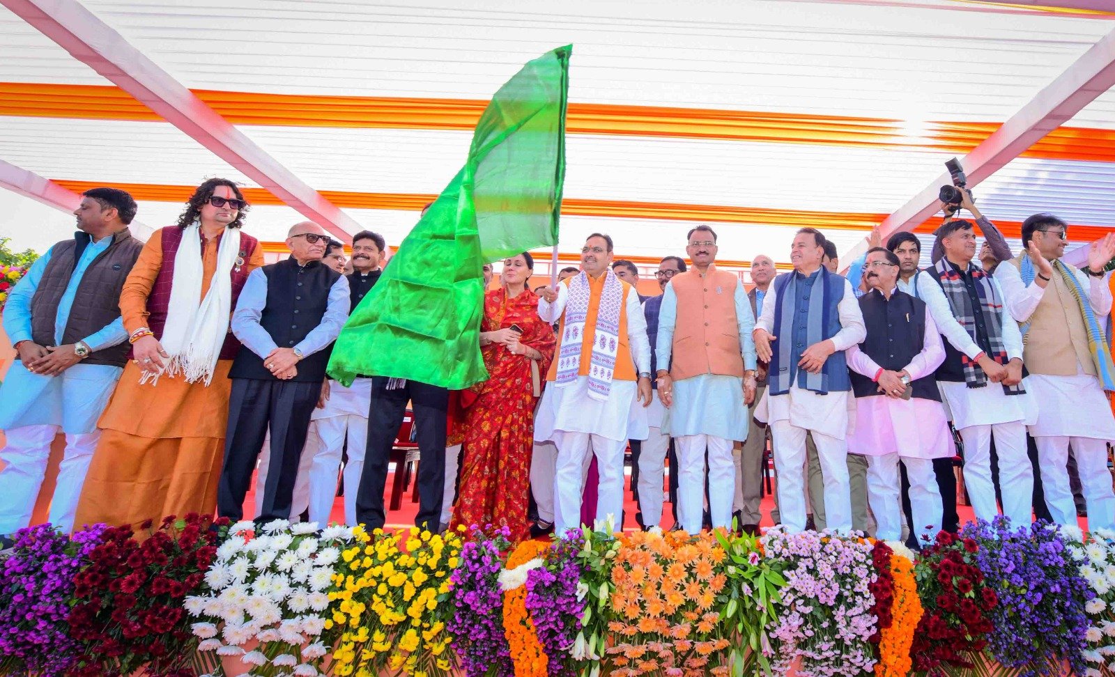 मुख्यमंत्री ने विकास रथों को हरी झंडी दिखाकर किया रवाना- गांव-गांव, ढाणी-ढाणी तक पहुंचेंगे विकास रथ, जनकल्याणकारी योजनाओं की देंगे जानकारी