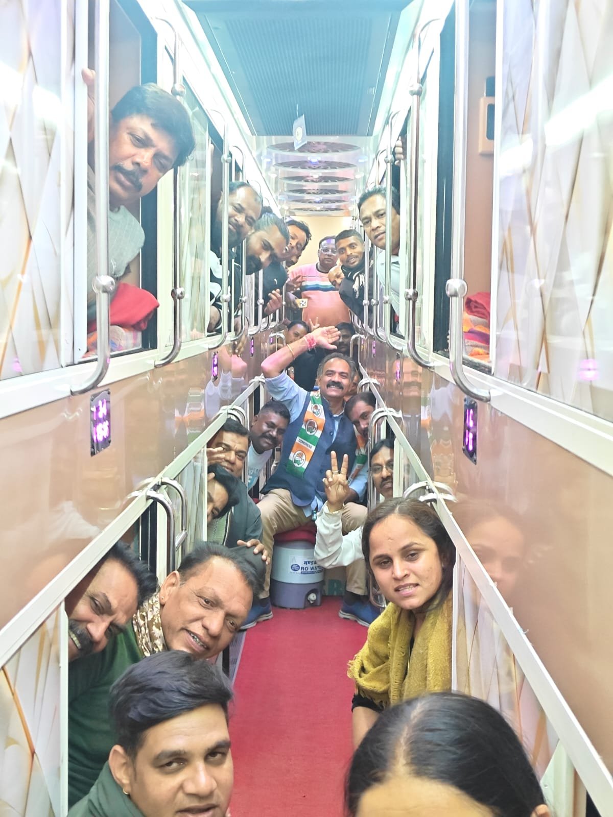 कांग्रेस की "वोट चोर गद्दी छोड़" अभियान महारैली में उदयपुर शहर एवं देहात जिला कांग्रेस से पदाधिकारी एवं कार्यकर्ता दिल्ली रवाना।