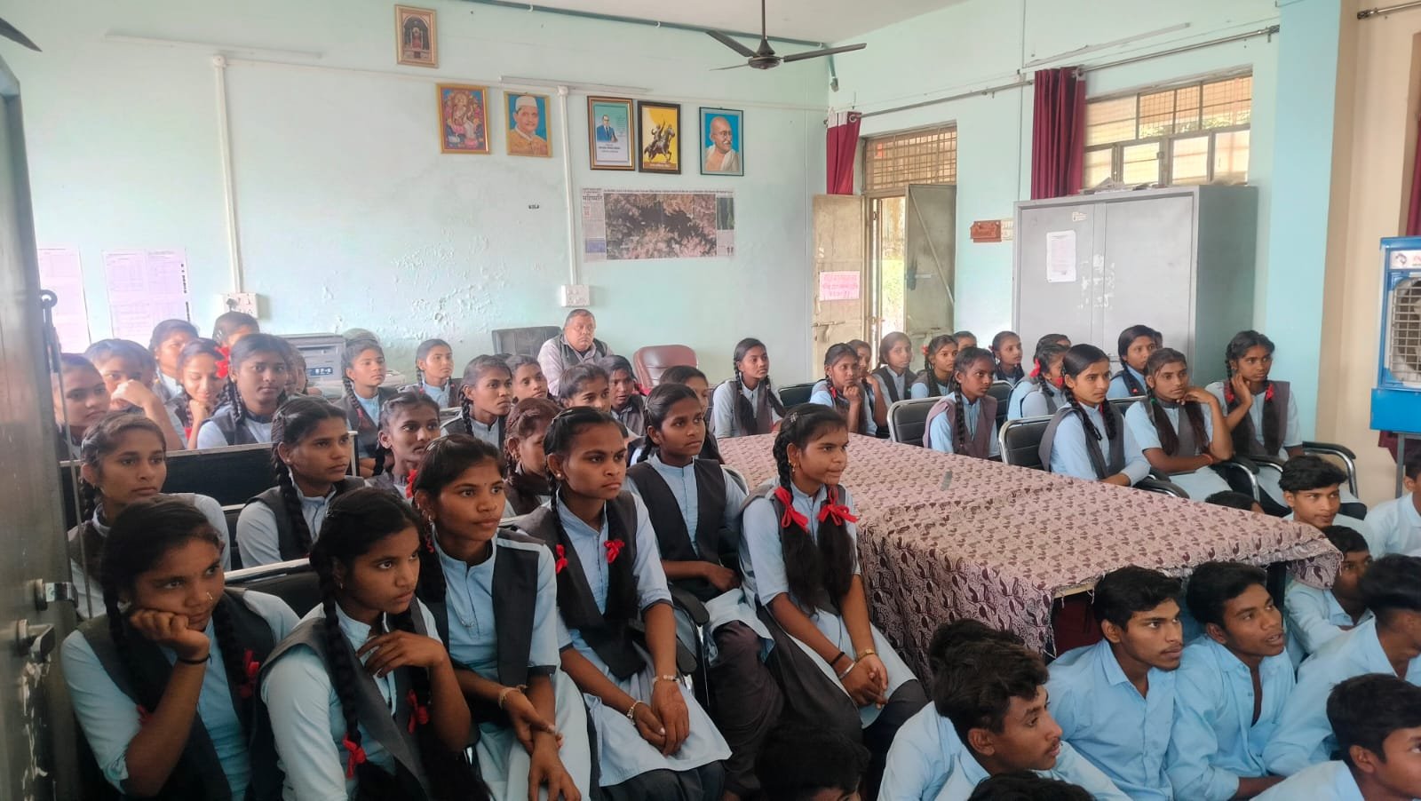 राजस्थान युवा विधान सभा की कार्यवाही राउमावि अमरथुन में देखी*