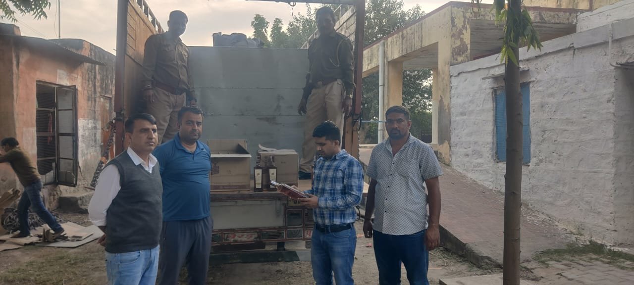 प्रदेश में अवैध मदिरा पर कार्यवाही ट्रक में गुप्त चेम्बर से 498 पेटी अन्य राज्य की शराब बरामद