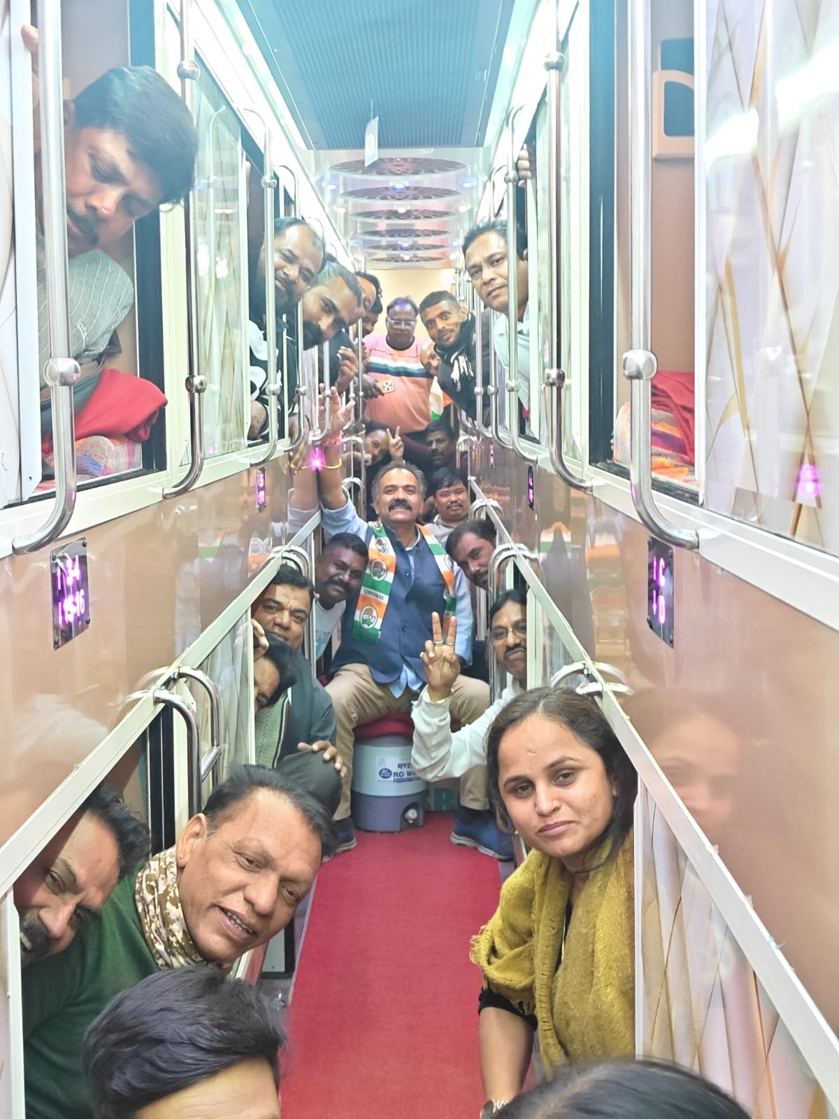 कांग्रेस की "वोट चोर गद्दी छोड़" अभियान महारैली में उदयपुर शहर एवं देहात जिला कांग्रेस से पदाधिकारी एवं कार्यकर्ता दिल्ली रवाना।