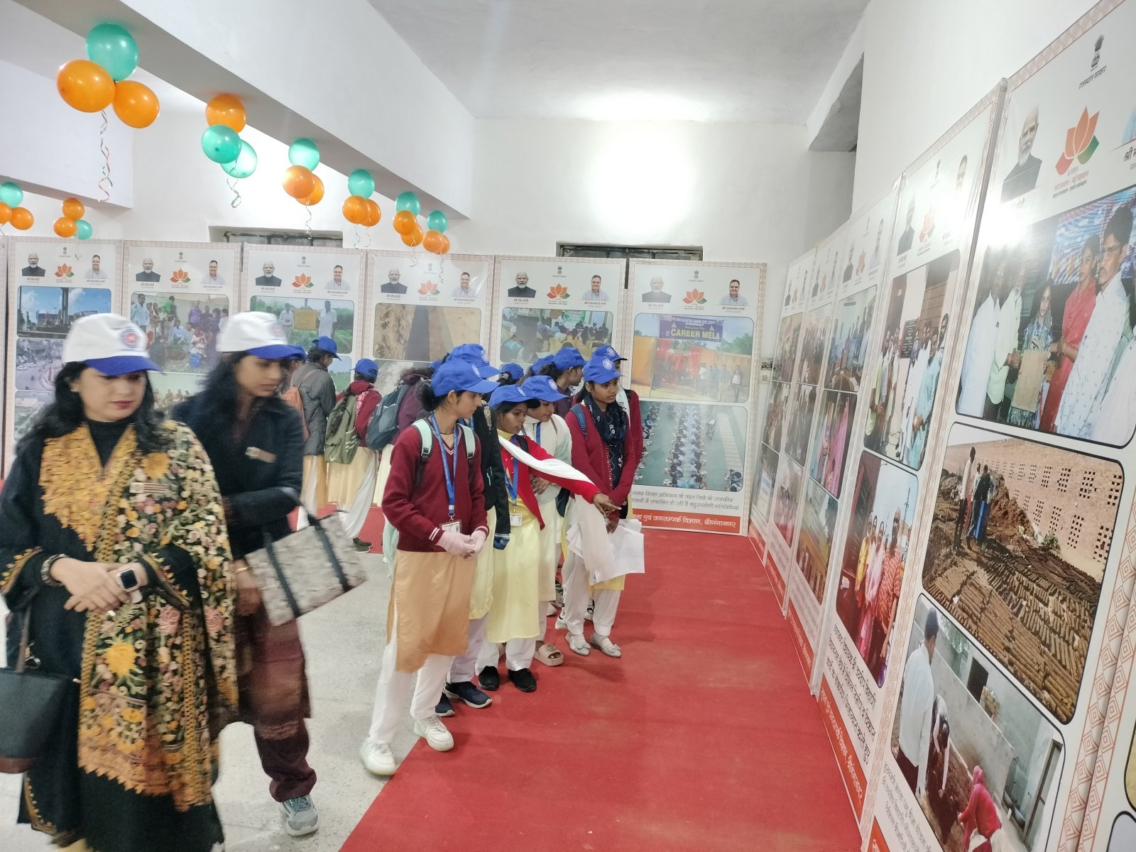 कन्या महाविद्यालय की छात्राओं ने किया प्रदर्शनी का अवलोकन