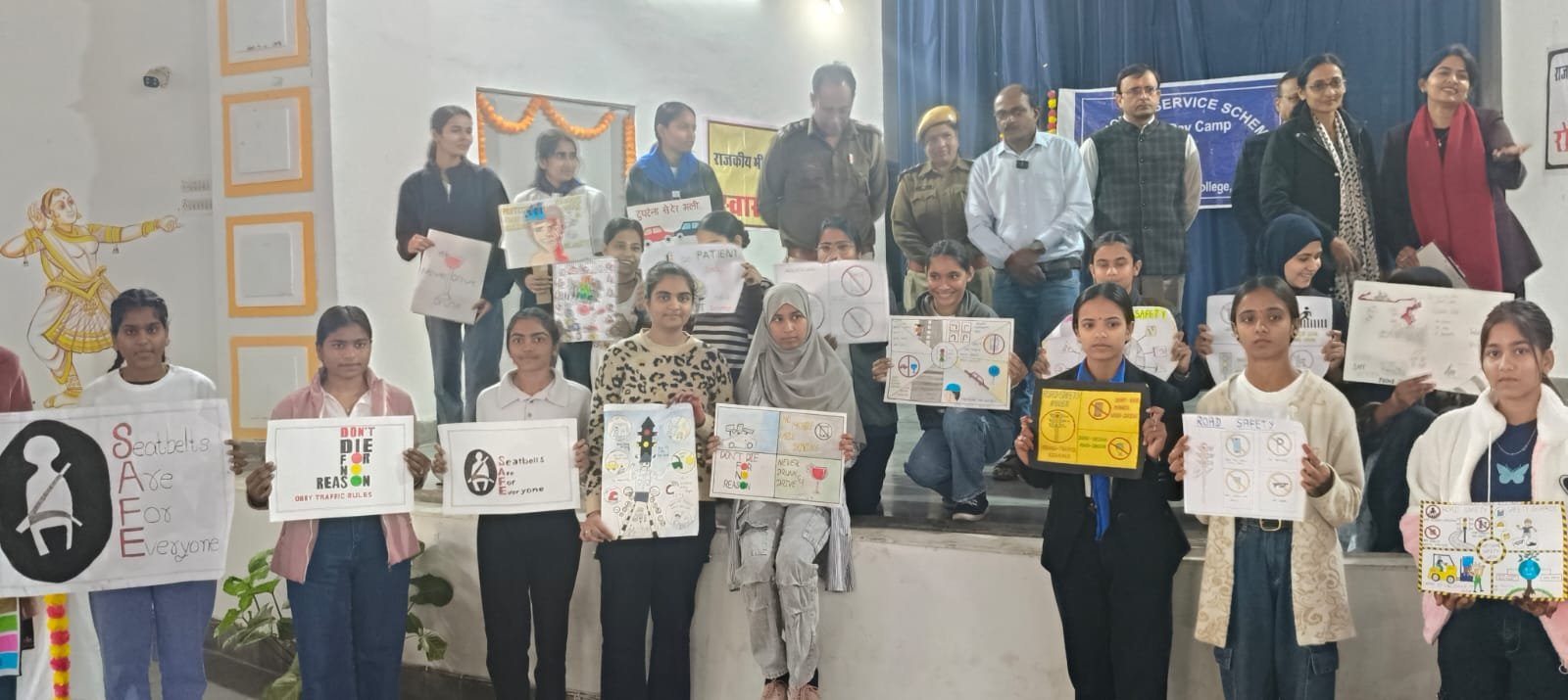 सड़क सुरक्षा पखवाड़ा : मीरा गर्ल्स कॉलेज में जागरूकता व लाइव डेमो कार्यक्रम