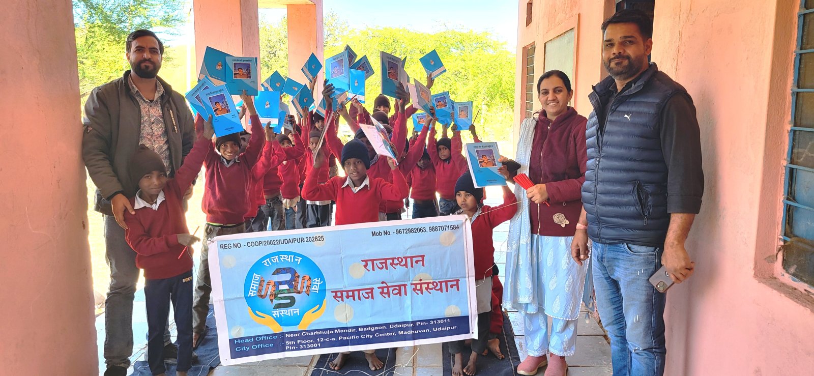 दूरदराज के स्कूलों में बच्चों को बांटे स्वेटर और स्टेशनरी
