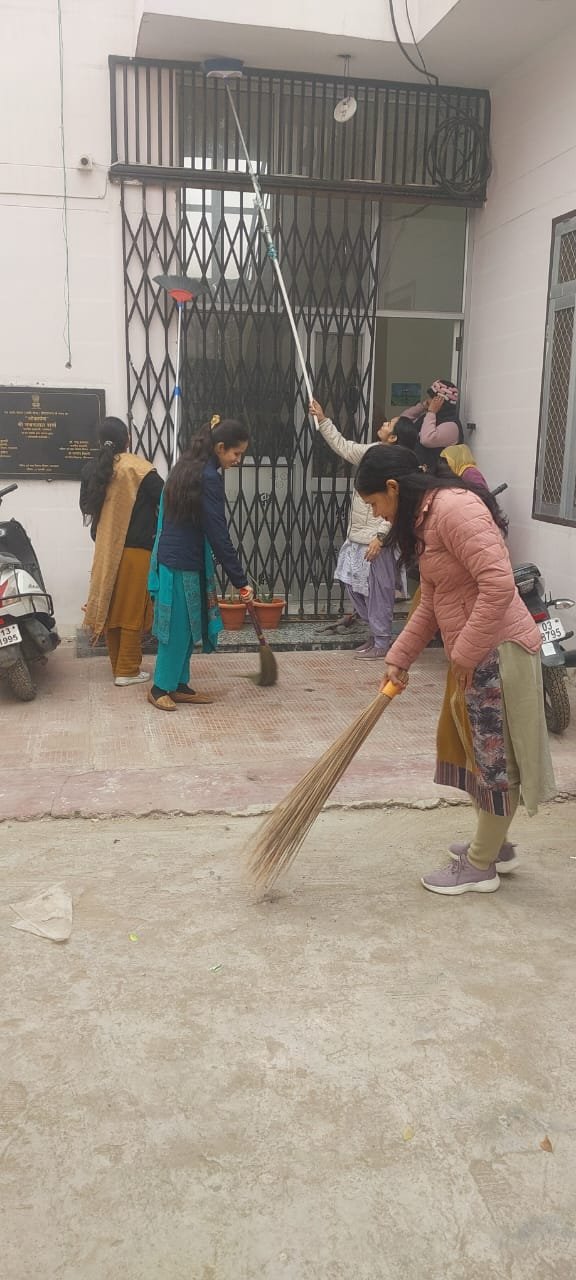 स्वच्छता अभियान के तहत कार्यालय परिसर की सफाई