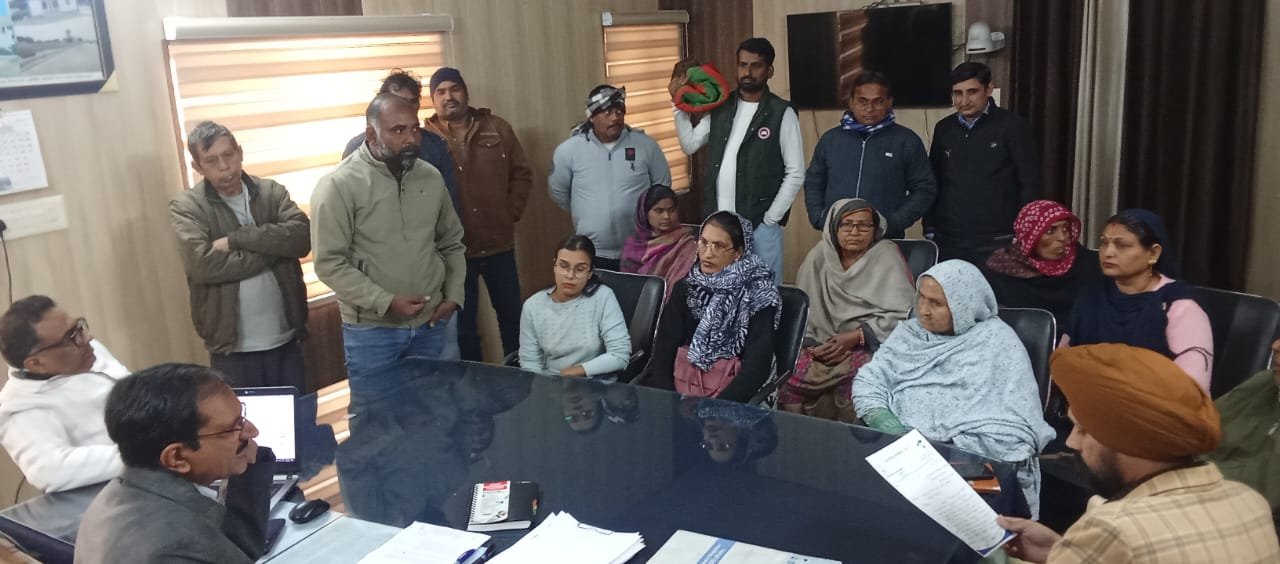 निवर्तमान पार्षद के नेतृत्व में वार्डवासियों ने जलदाय विभाग को सौंपा ज्ञापन तथा जलदाय विभाग व एल एंड टी के खिलाफ किया प्रदर्शन