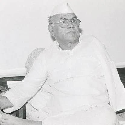 विधानसभाध्यक्ष वासुदेव देवनानी ने पूर्व मुख्यमंत्री स्वर्गीय हरिदेव जोशी को  दी पुष्पांजलि