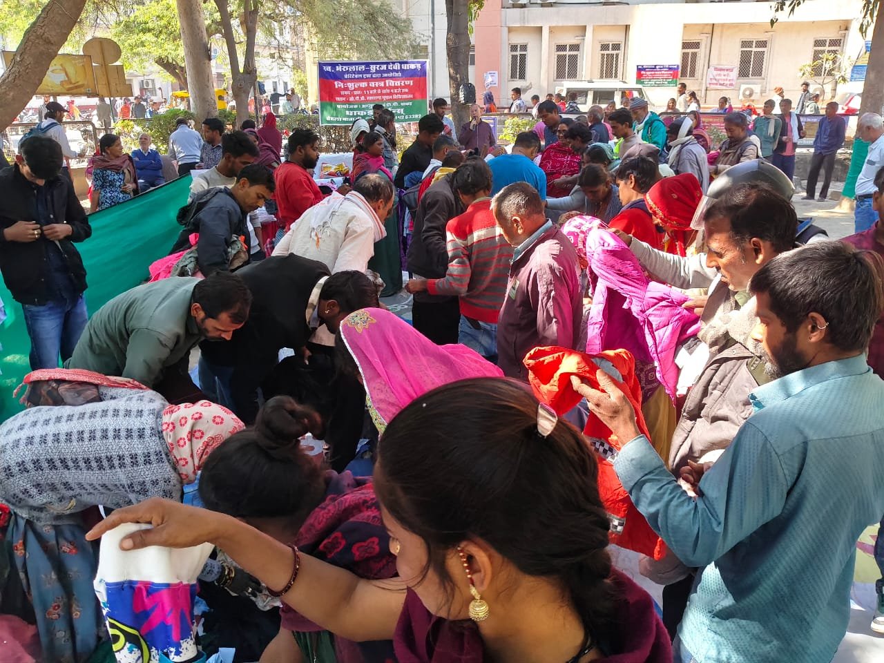 धाकड़ परिवार की ओर से तीन दिन में 15000 वस्त्रों का निःशुल्क वितरण
