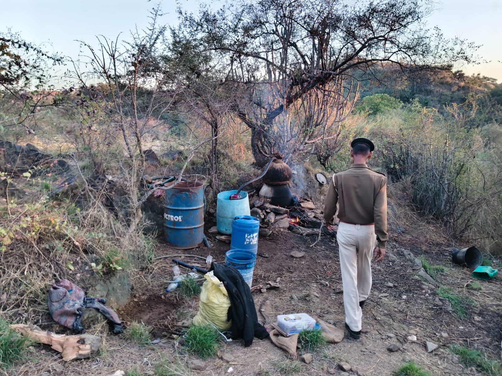 विशेष निरोधात्मक अभियान अवैध मदिरा पर र्कारवाई - हजारों लीटर वॉश नष्ट