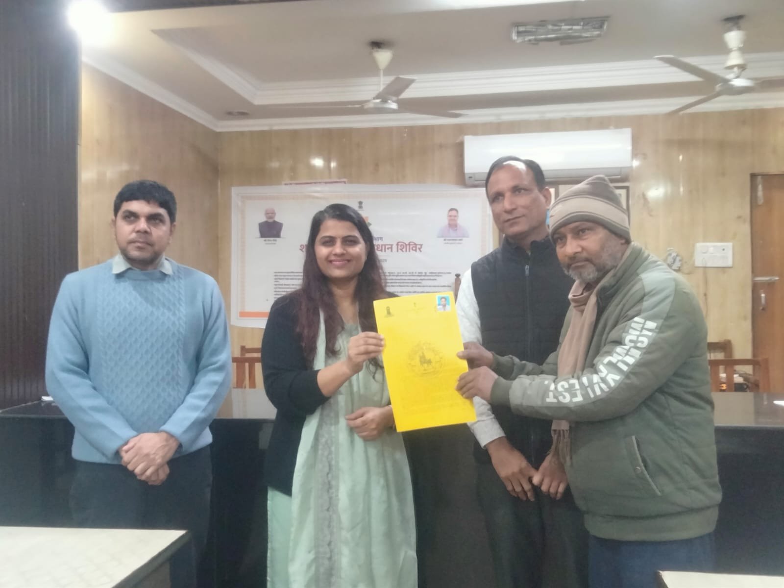 जिला कलक्टर ने शहरी समस्या समाधान शिविर में वितरित किए पट्टे