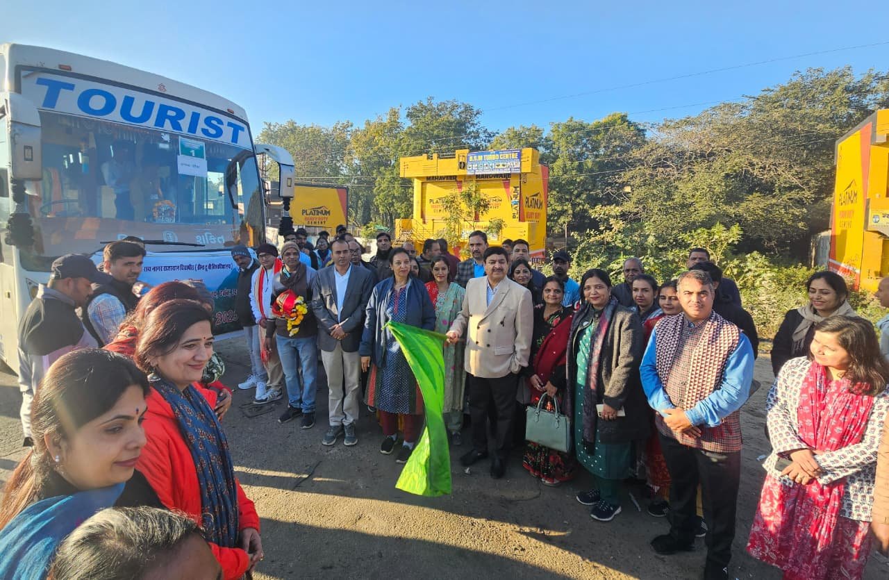 तीन दिवसीय ग्रामीण आवासीय वनशाला शिविर 600 विद्यार्थियों के दल को हरी झण्डी दिखा कर किया रवाना