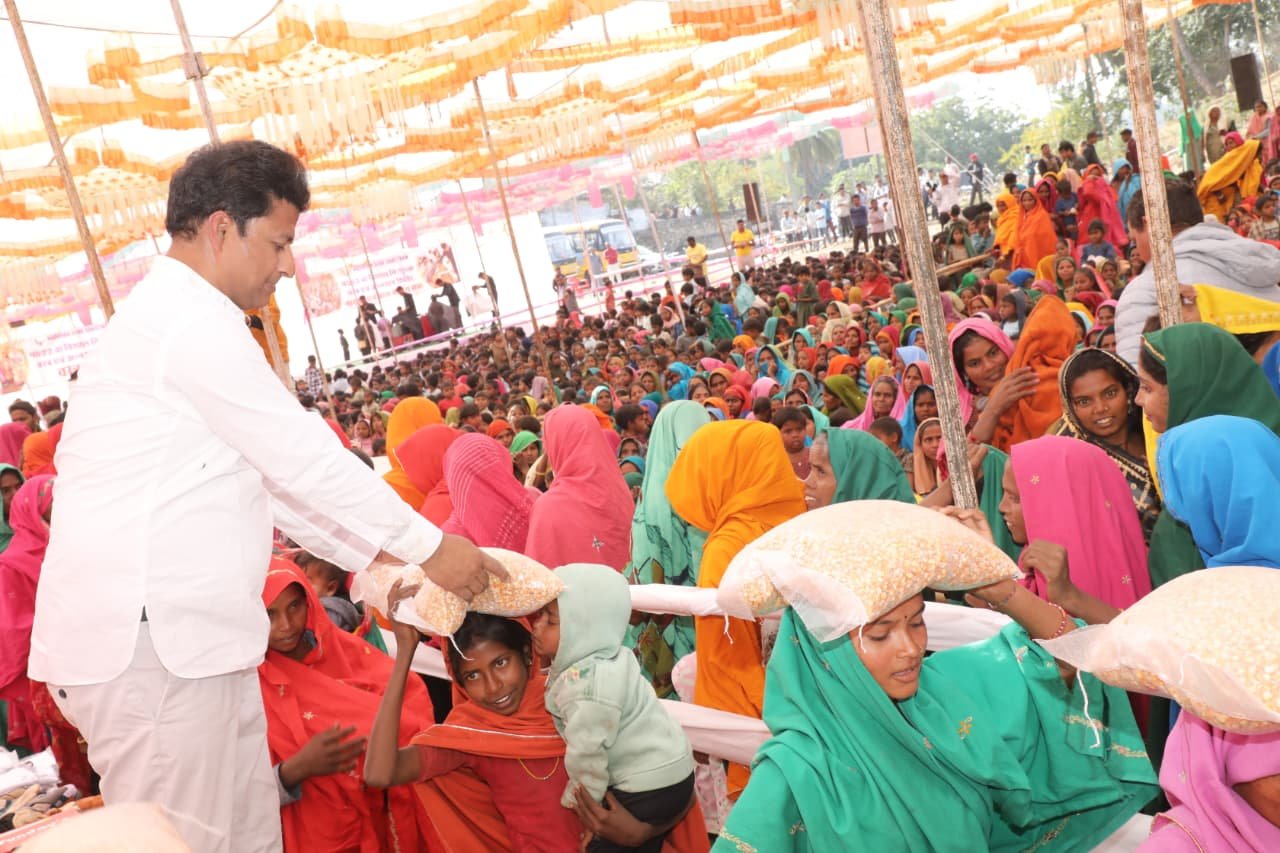 ####Over 5,000 Beneficiaries Receive Aid at Narayan Seva Sangathan’s Mega Free Food and Clothing Distribution Camp