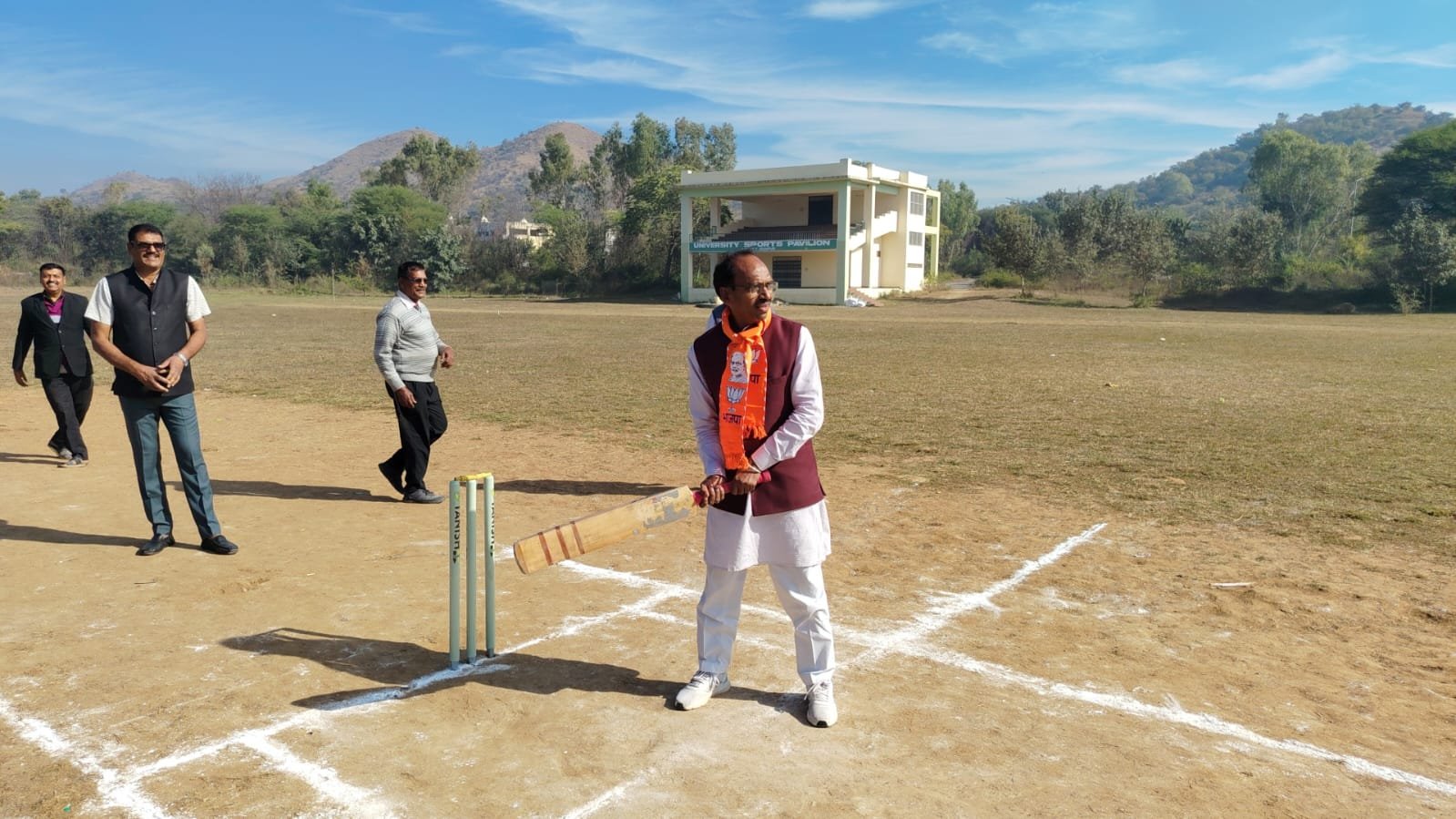 सांसद खेल महोत्सव का शुभारंभ, सांसद डॉ रावत व अन्य राजनेताओं ने भी बल्ले पर आजमाया हाथ