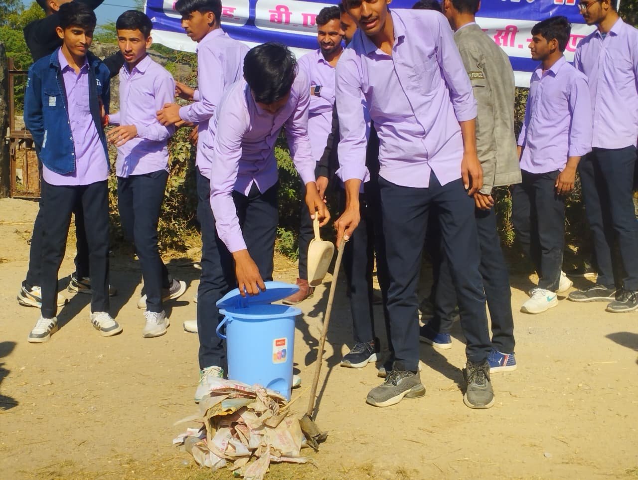 सफाई अभियान में ग्रामीणों को दी स्वच्छता की जानकारी