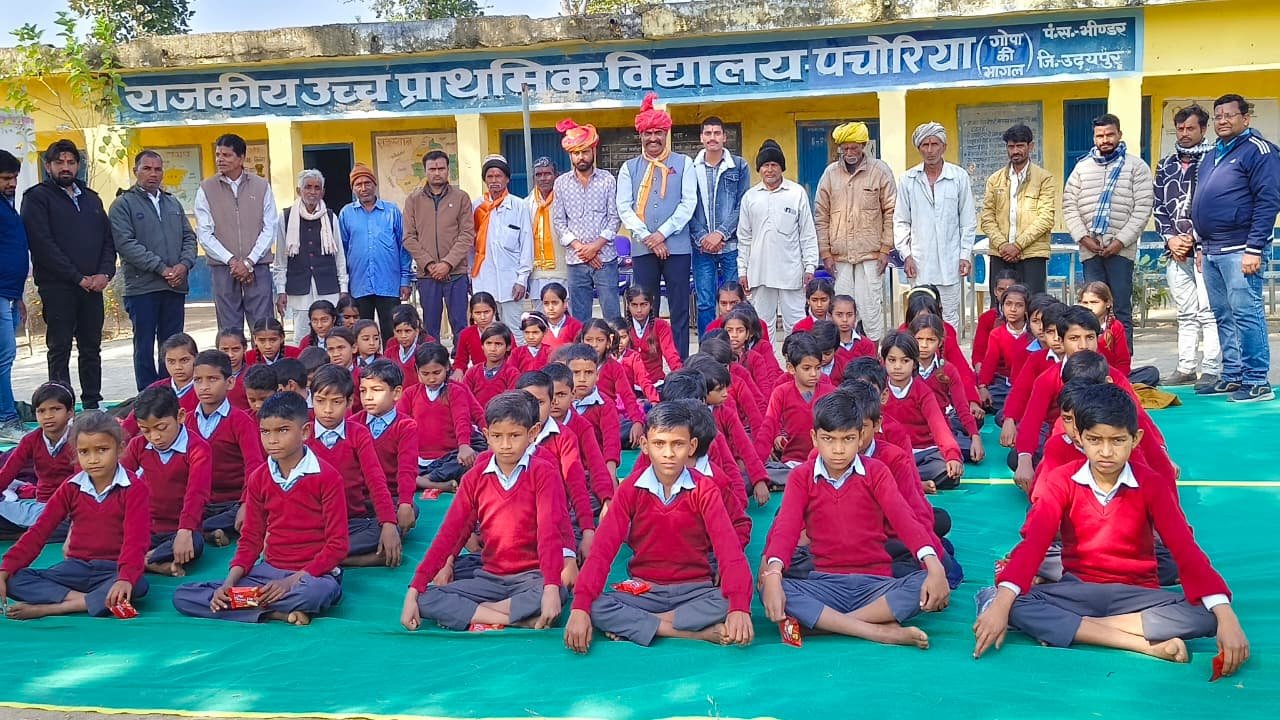 सर्दी से बचाव के लिए जरूरतमंद छात्रों को स्वेटर वितरित