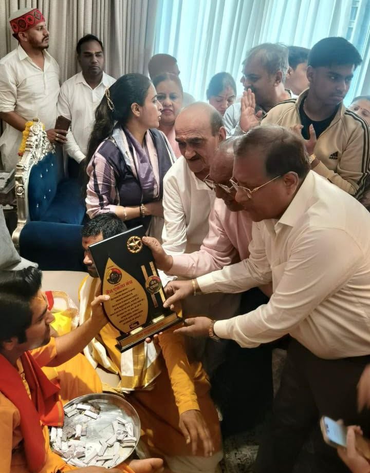  जैन इंटरनेशनल सेवा ऑर्गनाइजेशन (JISO)  संस्थापक अध्यक्ष श्री सुरेश पुनमिया की बाबा बागेश्वर से भेंट