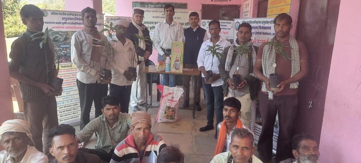 आम उत्पादन पर एक दिवसीय कृषक प्रशिक्षण एवं आदान वितरण कार्यक्रम का आयोजन