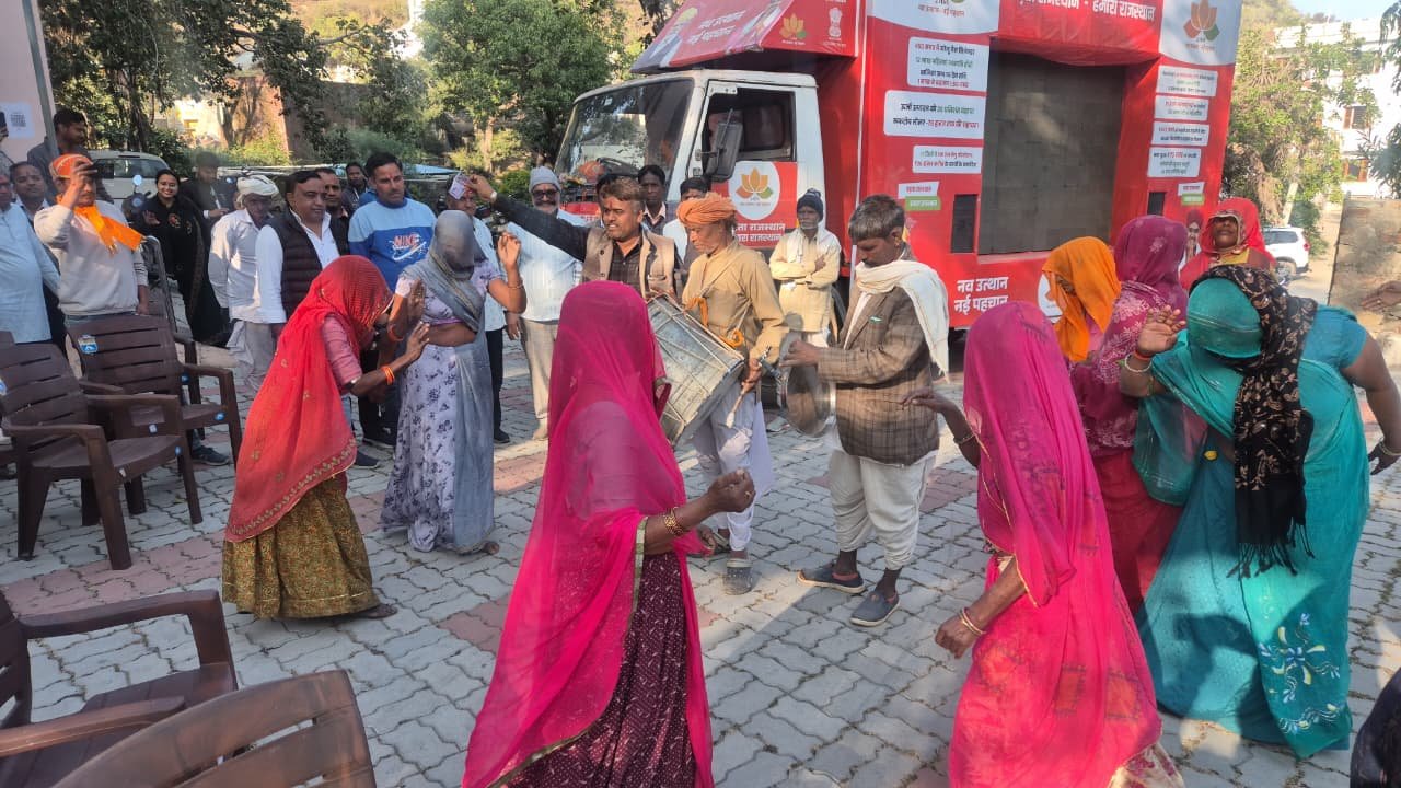 विकास का संदेश लेकर पहुंची रथयात्राओं का उत्साह से स्वागत पारंपरिक नृत्य से की अगवानी