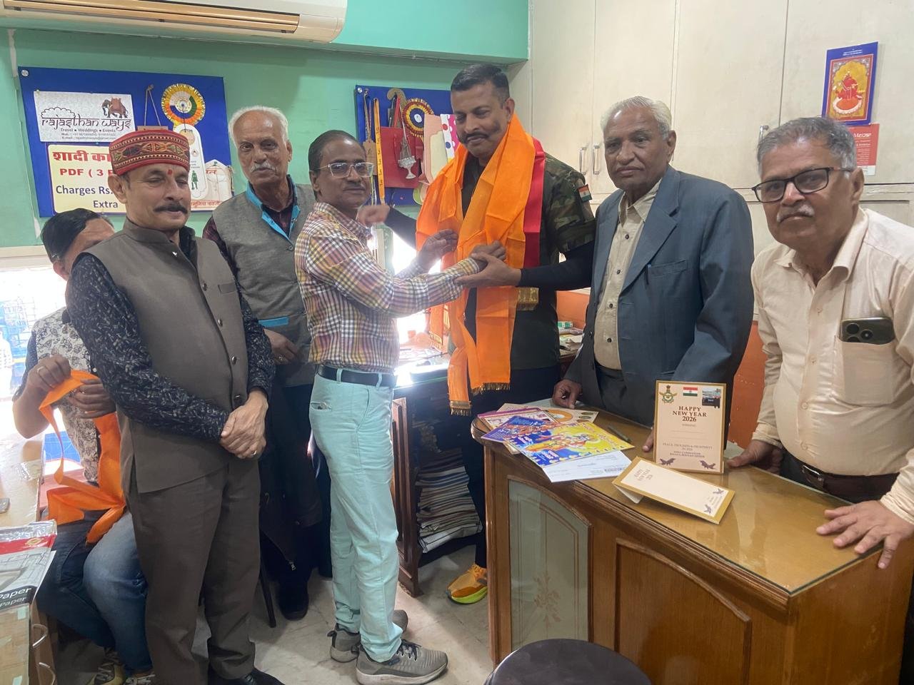 एयर विंग कमांडर बिनय भूषण का अक्षय लोकजन कार्यालय में भव्य अभिनंदन